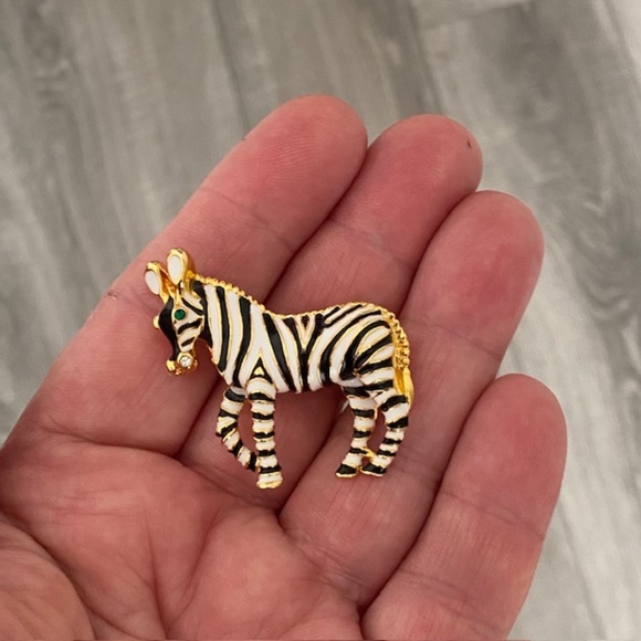 Vintage 1970's Jewelry Adorable Diamante & Enamel Figural Zebra Brooch - Picture 4 of 5